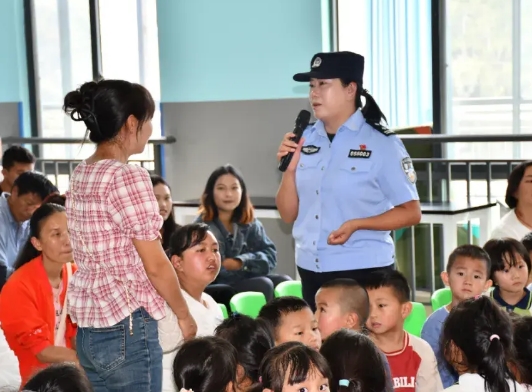 警花宣讲员“花式”普法进校园！